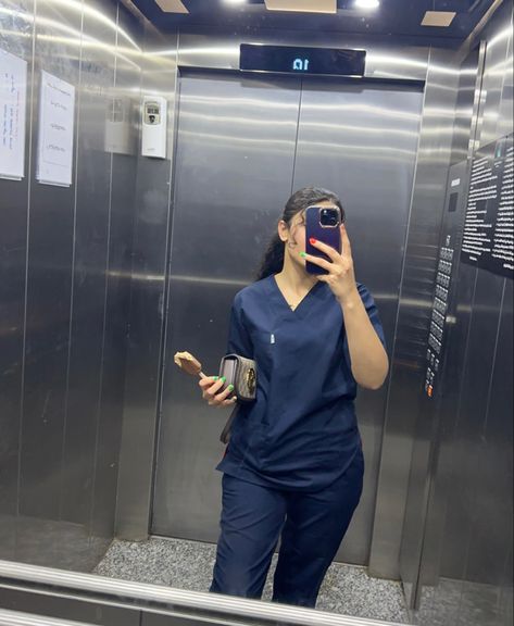 Doctor Work Outfit, Scrubs Aesthetic, Female Clothes Outfits, White Scrubs, Medical Scrubs Outfit, Nursing School Motivation, Nurse Inspiration, Doctor Outfit, Nurse Aesthetic