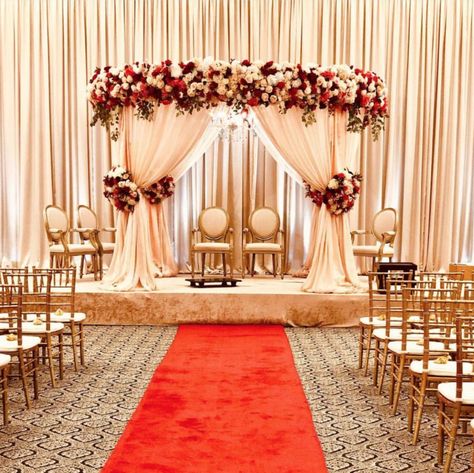 Red And Gold Mandap, White Mandap, Vidhi Mandap, Red Quinceanera Ideas, Wedding Decorations Diy Centerpiece, Engagement Stage, Hindu Wedding Decorations, Indian Wedding Stage, Wedding Tent Decorations