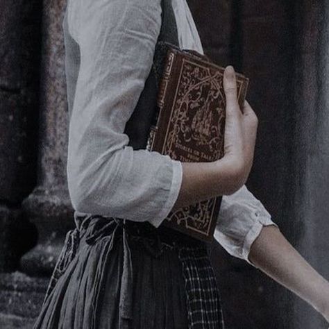 Italian Princess Aesthetic, Raina Core, Alina Core, 1800 Aesthetic, Bridgerton Aesthetic, Royal Core, Medieval Aesthetic, Artful Dodger, Victorian Aesthetic