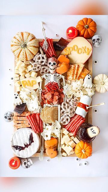 Char Spookerie Board, Spooky Board Ideas, Halloween Charcuterie Box Ideas, Halloween Sharcudery Board, Spooky Cheese Board, Halloween Carcurie Board, Charspookerie Board, Halloween Cheeseboard, Charcuterie Themes