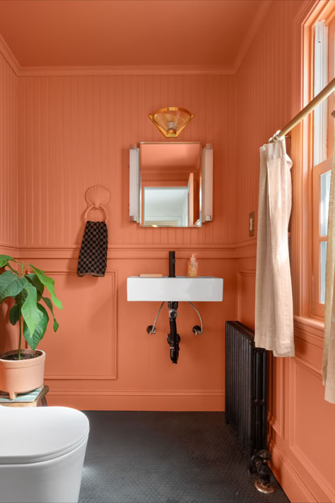 See inside illustrator and fabric designer Faye Hurley’s home that’s packed with charming details in every single room. Coral Panelling, Jungalow Bathroom, Eclectic Maximalist Bedroom, Maximalist Bedrooms, Coral Bathroom, Massachusetts Home, Home Houses, Painted Bathroom, Coral Walls