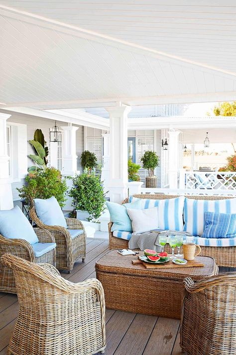 3 Season Room Decor, Hamptons Farmhouse, Color House, Brick Cottage, Styl Hampton, Sunroom Ideas, Covered Porches, Inside Garden, Riverside House