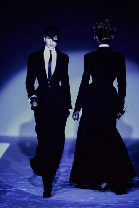 Mugler Spring 1997 Couture, Mugler 90s, 90s Runway Fashion, Runway Fashion Couture, Thierry Mugler, Dark Fashion, The Villain, Black Dresses, Couture Collection