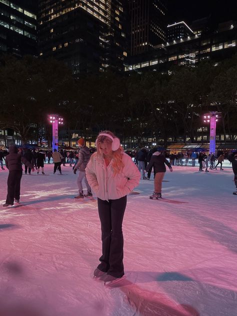 Nyc Winter Outfits Ice Skating, Skating Pics, Christmas Ice Skating Outfit, Cute Ice Skating Pictures, Ice Skating Picture Ideas, Ice Skating Photo Ideas, Skating Photos, Ice Rink Outfit, Ice Skating Inspo Pics