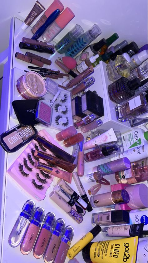 Profumo Victoria Secret, Makeup Beauty Room, Makeup Collection Goals, Makeup Bag Essentials, Makeup Drawer, Makijaż Smokey Eye, Make Up Inspo, Bath And Body Care, Pink Girly Things