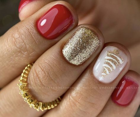 Toe Nail Colors For Christmas, Christmas Gel Toe Nails, Red White And Gold Christmas Nails, Christmas Luminary Nails, Christmas Short Nails Ideas, Short Dip Nails Christmas, Christmas Toes Pedicure Ideas Winter, Dip Christmas Nails Ideas, Red And Gold Holiday Nails