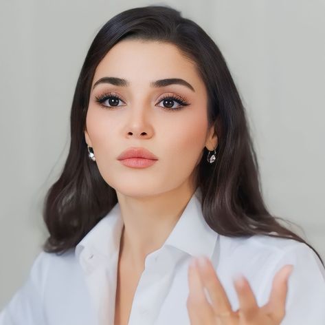 Hande Erçel Makeup, Hande Ercel Style, Classy Makeup, Beauty Hair Color, Soft Makeup Looks, Turkish Actress, Face Makeup Tutorial, Beautiful Goddess, Soft Makeup