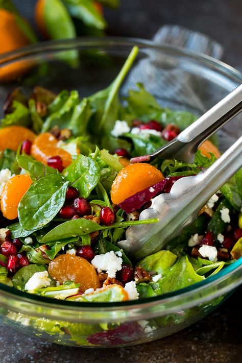 This Christmas salad is a blend of mixed greens, oranges, pomegranate, feta cheese and candied pecans, all tossed in a homemade dressing. Salad With Oranges, Breakfasts Healthy, Winter Salads, Christmas Salad Recipes, Christmas Salad, Salad Recipes Healthy Easy, Christmas Salads, Salad Mixed Greens, Avocado Salad Recipes