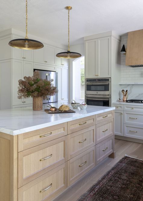 White And Wood Kitchen With Island, White Bright Kitchen, Wide U Shaped Kitchen, 2025 Interior Design, Three Tone Kitchen, White Cabinets Wood Island, Kitchen Sink Without Window, 2025 Kitchen Trends, White And Natural Wood Kitchen