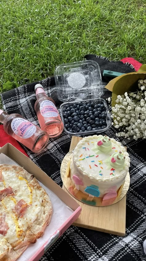 Picnic Date Food, Picnic Summer, Picnic Inspiration, Date Recipes, Picnic Birthday, Sun Shining, Picnic Date, Think Food, Picnic Food