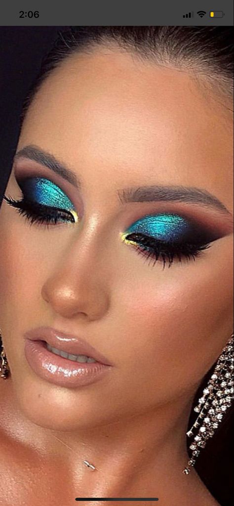 Teal Smokey Eye Makeup, Peacock Inspired Makeup, Glam Bride Makeup Blue Eyes, Bold Make Up Looks, Dramatic Eyeshadow Looks, Teal Eyeshadow Looks, Aqua Makeup Look, Peacock Eyeshadow, Awesome Halloween Makeup