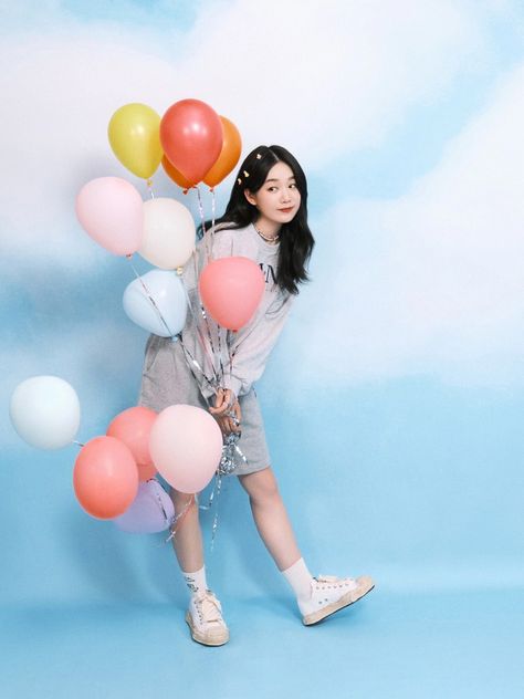 Poses With Balloons, Body Perspective, Balloon Photo, Pose Art, Holding Balloons, Creative Photoshoot, 1 November, Ad Fashion, Human Poses Reference