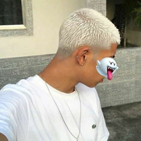 Faixa preta Platnium Blonde Hair, Platinum Silver Hair Color, Platinum Blonde Hair Men, Bleached Hair Men, Men Blonde Hair, Buzz Cut Hairstyles, Surfer Hair, Buzzed Hair, Shaved Hair Designs