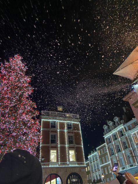 covent garden snow london christmas tree lights pretty christmas winter London Life Aesthetic Winter, Christmas Aesthetic London, London Christmas Tree, Covent Garden Christmas, London Christmas Ice Skating, London Lights Christmas, Winter Wonderland Aesthetic London, London Christmas Lights, Happiest Season