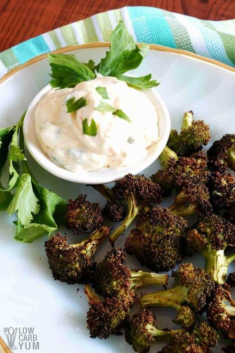 Easy burnt broccoli with taco mayo sauce Burnt Broccoli, Week Night Recipes, Zone Diet Meal Plan, Sauce For Broccoli, Chef Girl, Keto Friendly Vegetables, Side Dishes Vegetable, Ketosis Recipes, Keto Veggies