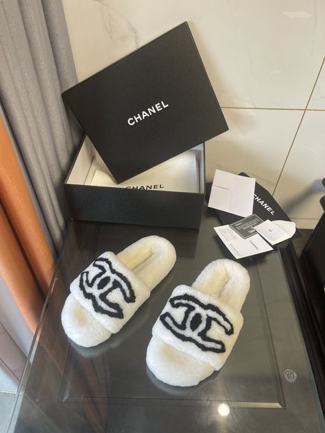 Chanel Slippers, Cute Shoes Heels, Replica Shoes, Fur Slippers, Fashion Hub, House Shoes, Luxury Goods, House Slippers, Chanel Shoes