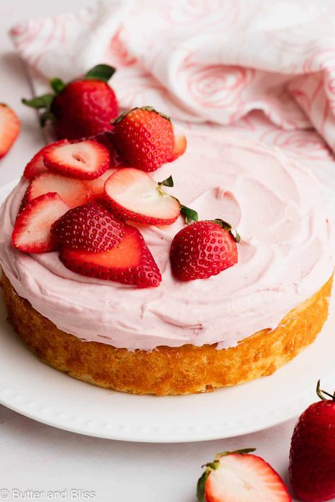 Small 6-Inch Vanilla Cake Recipe Small Vanilla Cake Recipe For Two, 6 Inch Cake Ideas, Small Layer Cake, Easy Small Cake Recipes, 6” Cake, Six Inch Cakes, Single Layer Vanilla Cake, Small Strawberry Cake, 6 Inch Cake Recipe