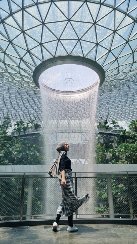 Jewel Changi Airport Photoshoot, Hongkong Outfit Travel, Singapore Photoshoot, Ootd Airport, Singapore Aesthetic, Singapore Outfit, Jewel Changi Airport, Singapore Vacation, Singapore Tour