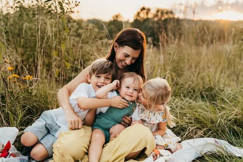 Mom Of Three Photography, Mom With 4 Kids Photoshoot, Mom Of 3 Photoshoot, Mommy And Me 3 Kids Photoshoot, Mama And Kids Photoshoot, Mother And 3 Kids Photoshoot, Mommy And Me Photo Shoot 3 Children, Mom With Twins Photography, Mom Photoshoot With Kids