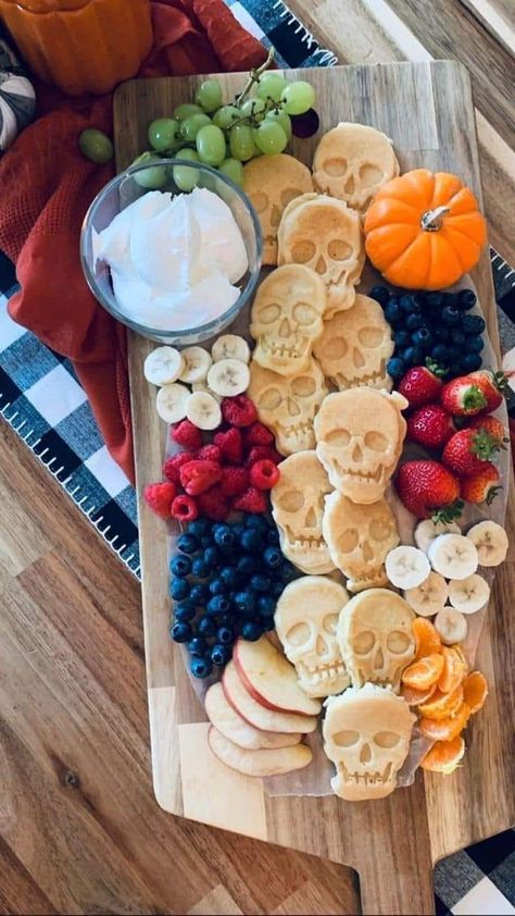 More THINGS HEATHER DAWN LOVES... Fun Halloween breakfast charcuterie boards! 🎃👻🧙‍♀️💀 Breakfast Charcuterie Boards, Waffle Board, Breakfast Charcuterie, Halloween Breakfast, Seasonal Fruits, Halloween Party Dinner, Halloween Food Treats, Organic Snacks, Halloween House Party