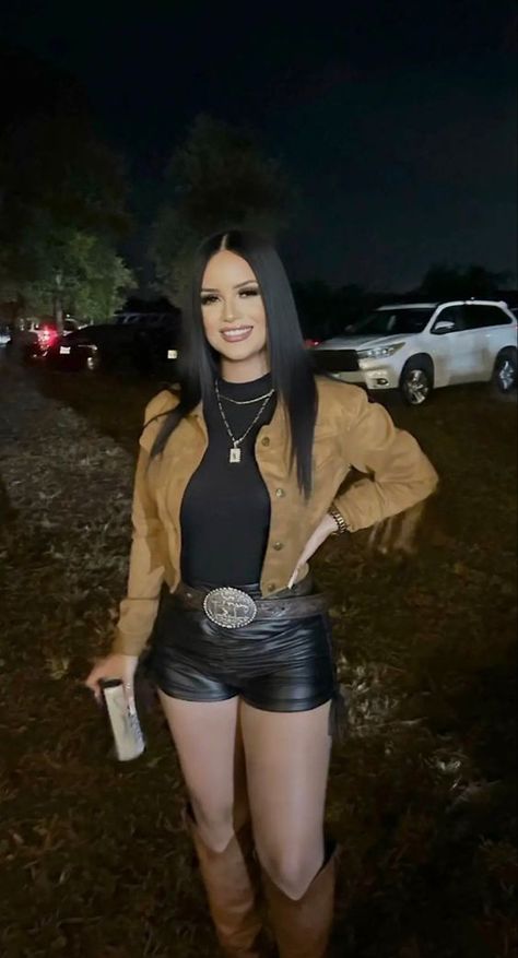 Vaquero Theme Party Outfit, Banda Machos Outfit, Duelo Concert Outfit, Vaquera Outfit With Shorts, T Shirt Western Outfit, Vaquera Outfit Mexican Shorts, Country Simple Outfits, Western Outfits With Black Boots, Cute Rap Concert Outfits