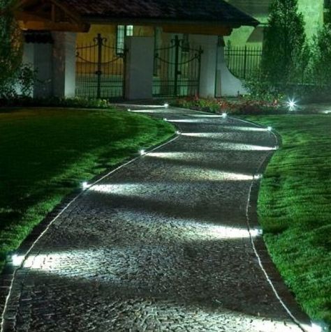 15 Stylish Landscape Lighting Ideas - Garden Lovers Club Path Lighting Ideas, Garden Path Lighting, Design Per Patio, Walkway Lighting, Driveway Lighting, Landscape Lighting Design, Outdoor Path, Outdoor Path Lighting, Outdoor Landscape Lighting