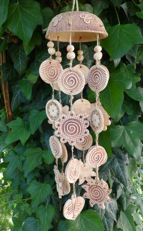 Carillons Diy, Clay Wall Hanging, Wind Chimes Craft, Cerámica Ideas, Diy Wind Chimes, Clay Wall Art, Pottery Handbuilding, Clay Crafts Air Dry, Garden Pottery