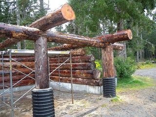 How to Build a Log Shelter: 11 Steps (with Pictures) Log Lean To, Log Building Ideas, Cedar Log Projects, Woodland Shelter, Forest Shelter, Log Structures, Log Fence, Homestead Diy, Log Shed