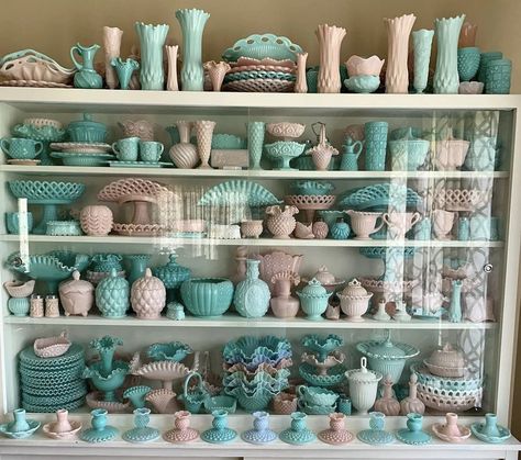 Glass Collection Display, Collection Display Ideas, Pyrex Display, Milk Glass Decor, Milk Glass Collection, Green Pastel, Collection Display, Displaying Collections, Glass Decor