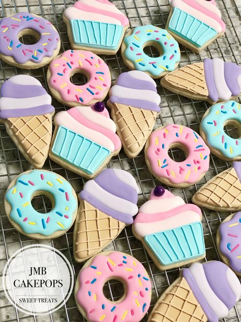 Donut Birthday Parties, Donut Birthday, Candy Land Christmas Decorations, Candy Land Christmas Tree, Diy Candy, Jojo Siwa, Candy Land Christmas, Candy Land, Christmas Door