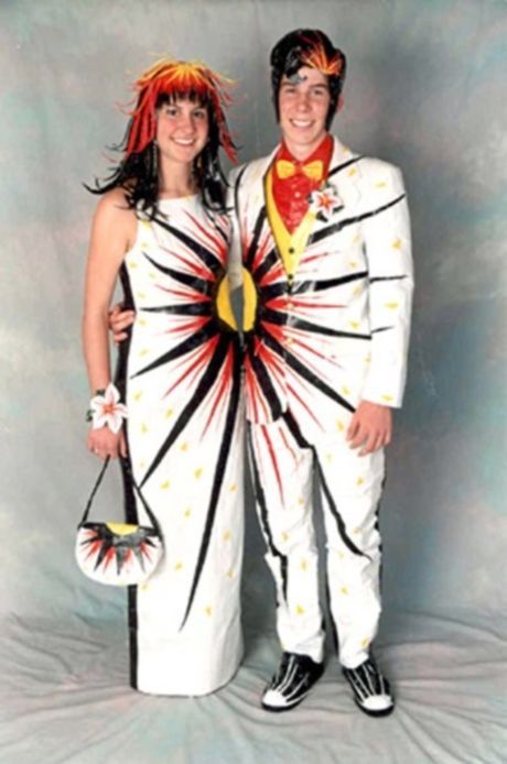 17 Hilariously Random Photos Sure To Entertain - Funny Gallery Weird Prom Dress, Worst Prom Dresses, Awkward Prom Photos, Duct Tape Clothes, Duct Tape Prom Dress, Duct Tape Dress, Funny Prom, Couple Prom, Prom Couples