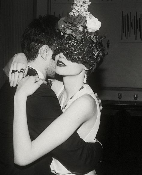 Hôtel Particulier Montmartre (@hotelparticuliermontmartre) • Instagram photos and videos Capote Black And White Ball, Domino Mask Aesthetic, Truman Capote Black And White Ball, Masked Ball Aesthetic, Masquerade Party Aesthetic, Masquerade Couple, Black And White Ball, Mask Ball, Ball Aesthetic