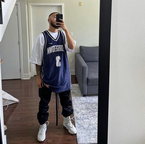 Jersey Shirt Outfit, Nba Jersey Outfit, Jerseys Outfit, Basketball Jersey Outfit, Mens Clothing Trends, Streetwear Fashion Men, Drippy Outfit, Nba Outfit, Shirt Outfit Men