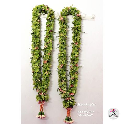 Petal Paradise, Gandhi Market - Florists in Trichy Green Garland Wedding, Rose Garland Wedding, Vintage Wedding Invitation Cards, Indian Wedding Garland, Indian Wedding Flowers, Fresh Garlands, Garland Wedding Decor, Flower Garland Wedding, Wedding Background Decoration