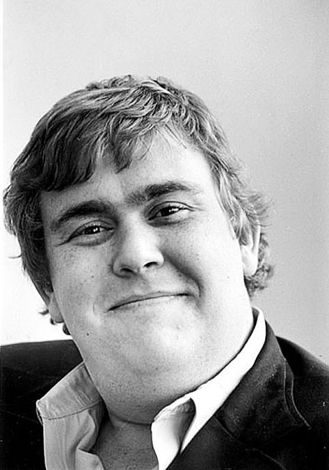 John Candy (1950 - 1994) John Candy, Film Tv, Famous Faces, White Photo, Hollywood Stars, Tv Stars, Classic Hollywood, Funny People, Old Hollywood