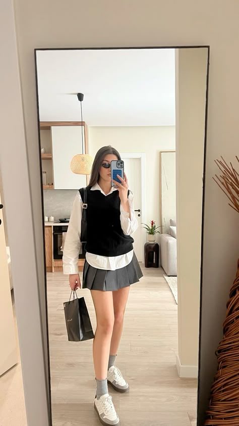 Short grey skirt matching with a white shirt and an wool black vest.. Hope you like this outfit 🌷 Gray Skirt Outfit Casual, Outfit Ideas Skirt Short, Skirt Gray Outfit, Vest With Shirt Outfit Ideas, Vest Outfit With Skirt, Outfit With Gray Skirt, How To Style Grey Pleated Skirt, Skirt With White Button Up Shirt, Black Vest With Skirt