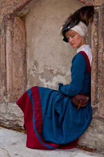 Cranach Dress, German Dresses, Frock Ideas, German Clothing, Viking Shoes, Historical Clothes, Medieval Garb, German Outfit, German Dress