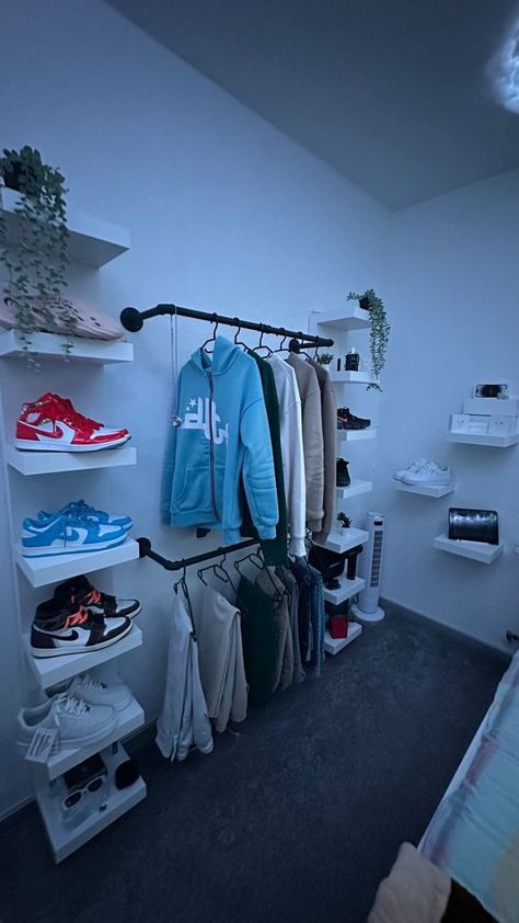 Sneakerhead Bedroom Aesthetic, Sneaker Head Room Ideas Aesthetic, Nike Bedroom Ideas, Street Wear Room Ideas, Streetwear Bedroom, Hype Beast Room Decor, Streetwear Room, Hype Beast Bedroom, Mens Room Decor