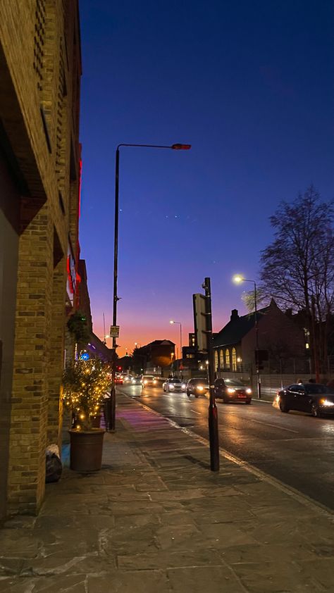 London Dates Aesthetic, Uk Pictures United Kingdom, Aesthetic Pictures London, Sunset In London, Aesthetic London Pictures, London Sunrise, London Snap, Date Background, Uk Sunset