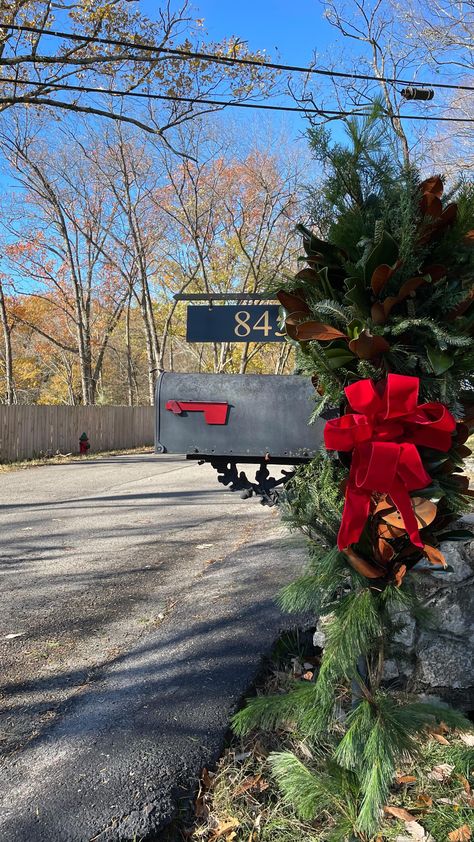 A Luxury Greenery Company (@graciousgarlands) | Instagram profile Mailbox Installation, Christmas Mailbox Decorations, Custom Mailbox, Christmas Mailbox, Diy Mailbox, Door Planter, Mailbox Bow, Custom Mailboxes, Porch Flowers