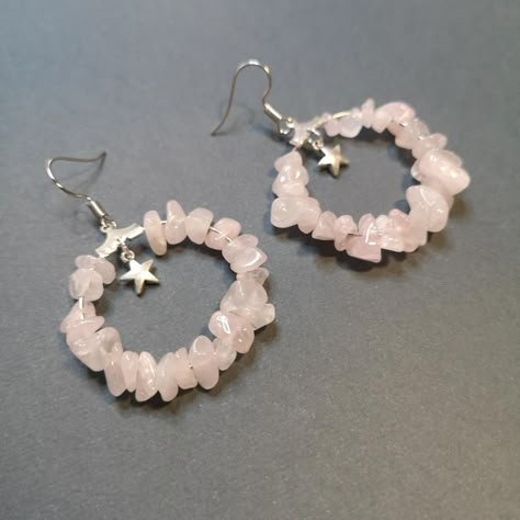 Rose quartz hoop earrings - The French Witch shop Crystal Hoop Earrings Diy, Hoop Earring Diy, Jewelry Inspiration Earrings, Handmade Hoop Earrings Ideas, Crystal Earring Ideas, Crystal Bead Jewelry Ideas, Crystal Bead Jewelry Diy, Handmade Crystal Earrings, Cute Jewelry Diy