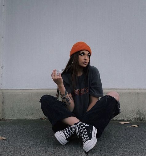 @maddii.nghtmre Poses With Beanie, Binie Hat Style, Beanie Outfits For Women, Beanie Outfit Baddie, Orange Beanie Outfit, Bennie Outfits, Fall Beanie Outfit, Beanie Outfit Street Style, Women Beanie Outfit