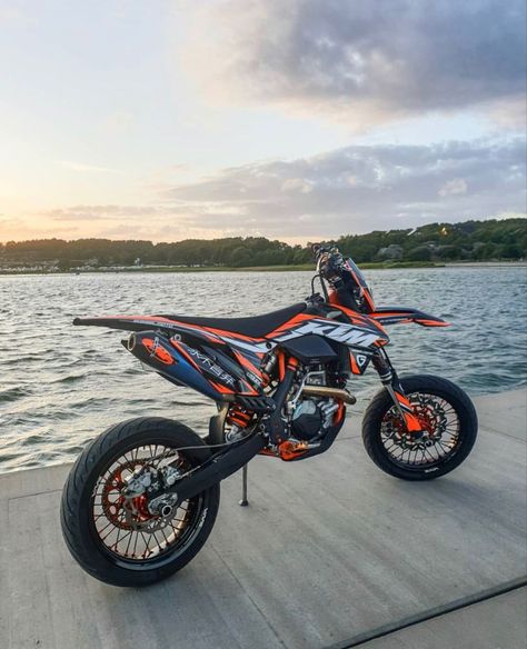 Ktm 125 Motard, Dirt Bike Wheelie, Moto Cross Ktm, Supermoto Racing, Motocross Photography, Adventure Bike Motorcycles, Ktm Dirt Bikes, Ktm Supermoto, Ktm Motocross