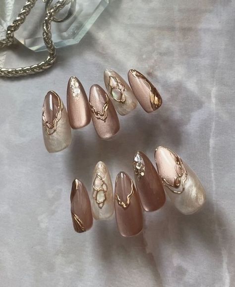 Satin Nails Design, Gold Flakes Nail Art, Chrome And Cat Eye Nails Designs, Simple Wedding Nail Ideas, Chrome Nails Simple, Textured Chrome Nails, Magnetic Gel Nails Design, Ball Nail Ideas, Mixed Metal Nails