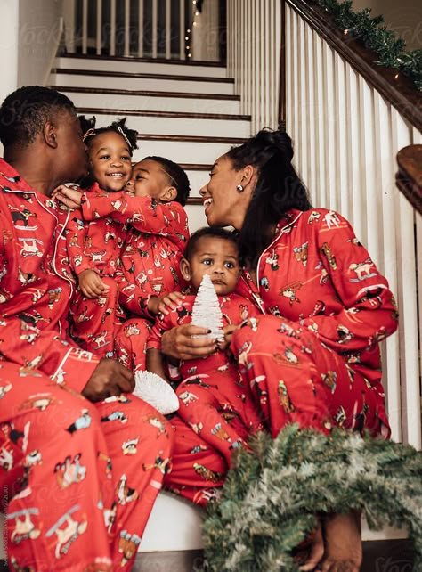 Bougie Mom Aesthetic, Christmas Party Black People, Family Christmas Pictures At Home, Pictures On The Stairs, Christmas Pjs Family Picture Ideas, Black People Christmas, Family Christmas Morning, Creative Family Pictures, Bougie Lifestyle