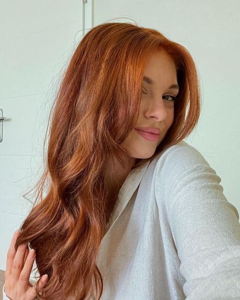 Crunette Hair: Get Ready Brunettes to Rock The Copper Hair Trend Copper Hair On Natural Brunette, Rudy Blond, Annabelle Joy Hooper Hair, Copper Hair Green Eyes, Copper Hair Winter, Cow Girl Copper Hair Colour, Brunette Copper Hair, Brunette To Copper Hair, Copper Hair Inspo Aesthetic