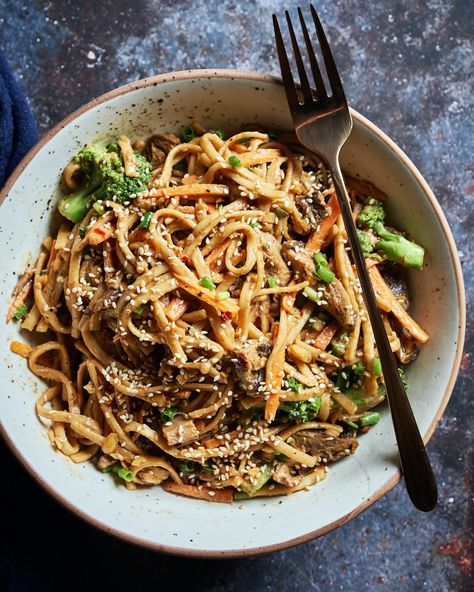 Vegan Udon Noodles, Vegan Udon, Noodles With Peanut Sauce, Vegan Noodles Recipes, Udon Noodles Recipe, Peanut Sauce Noodles, Vegan Noodles, Peanut Noodles, Buttered Noodles