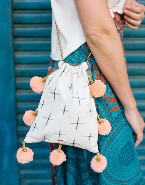 Beach Brunch, Pom Pom Bag, Market Photo, Sac Diy, Aquarium Water, Potli Bags, Vintage Textile, Boho Bags, Photo Diary