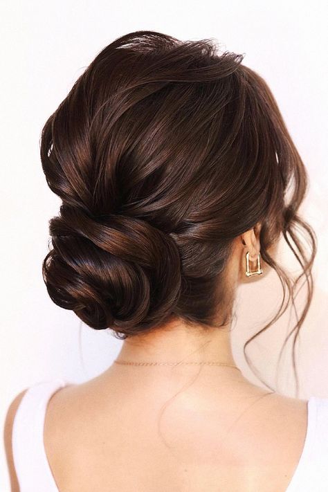 A bridal hair idea is ideal for your special day. I’m inspired by this for bridal sessions. Add this updo to your updo hairstyles. Brown Hair Wedding Updo, Up Dos Wedding, Polished Updo, Beautiful Bridal Hair, Widow's Peak, Up Dos, Hairstyle Inspo, Hair Idea, Bridal Hairstyle