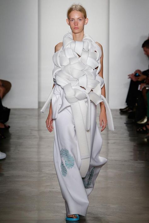 Parsons MFA via Stylecom #SS15 #SpringSummer2015 #Collections #NYFW #MBFW #NewYorkFashionWeek #Parsons Architectural Fashion, Sculptural Fashion, 3d Fashion, Luxury Collection, Textiles Fashion, Spring Summer 2015, Mode Inspiration, Fashion Details, Wearable Art